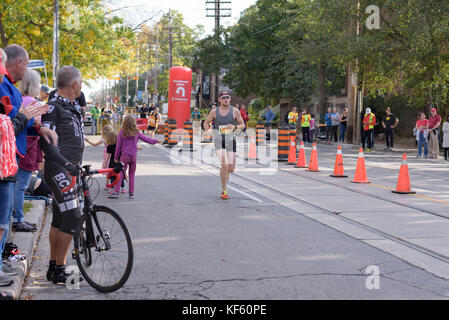 Toronto, ON/CANADA - Oct 22, 2017: un maratoneta passando il 33km punto di inversione al 2017 scotiabank toronto waterfront marathon. Foto Stock