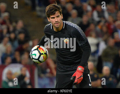 Alisson becker durante il campionato italiano di una partita di calcio tra a.s. roma e f.c. crotone nello stadio Olimpico di Roma, il 25 ottobre 2017. (Foto di silvia loré/Pacific stampa) Foto Stock