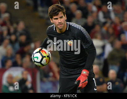 Alisson becker durante il campionato italiano di una partita di calcio tra a.s. roma e f.c. crotone nello stadio Olimpico di Roma, il 25 ottobre 2017. (Foto di silvia loré/Pacific stampa) Foto Stock