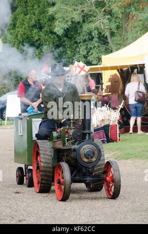 Cressing ESSEX REGNO UNITO -15 ottobre 2017: l'uomo a cavallo in miniatura in treno a vapore Foto Stock