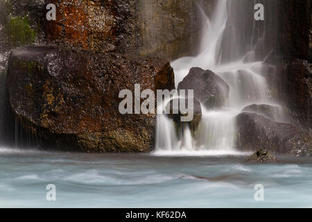 Hraunfossar (borgarfjörður, western Islanda) è una serie di cascate formate da ruscelletti streaming su una distanza di circa 900 metri fuori l'HAL Foto Stock