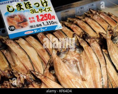 File di Shima Hokke essiccato (Okhotsk Atka sgombro) per la vendita in un mercato giapponese del pesce a Sapporo, Hokkaido, Giappone Foto Stock