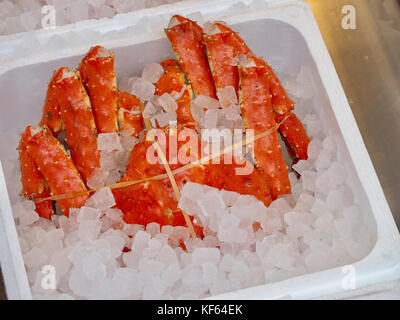 Il granchio rosso intero del re (Tarabagani) bollito in una scatola di ghiaccio per la vendita al mercato del pesce a Sapporo, Hokkaido, Giappone Foto Stock