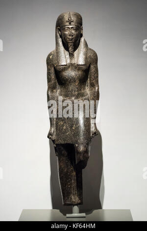 Torino. L'Italia. Statua di epoca tolemaica egiziana re in Pharaonic regalia che indossa il copricapo nemes, il shendyt e una falsa barba. Periodo tolemaico (332 Foto Stock