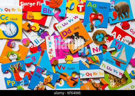 Grande Puzzle pavimento alfabeto - pila di puzzle di pezzi Foto Stock