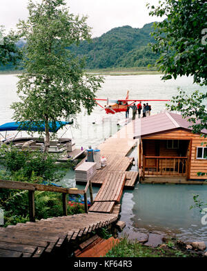 Stati Uniti d'America, Alaska, cabine e un float plane da dock a redoubt bay lodge in redoubt bay Foto Stock