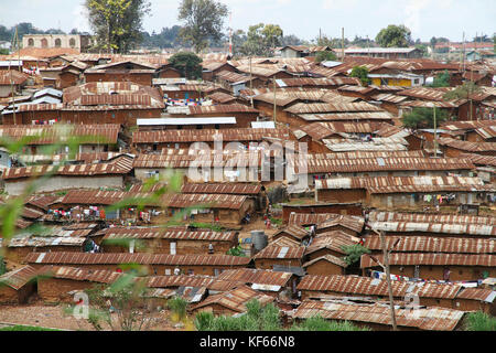 Vivere in Kenya Slum Aerias - i tetti arrugginiti di Kibera Slum, Mairobi Kenya Foto Stock