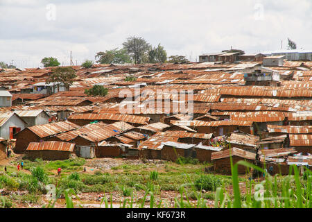 Vivere in Kenya Slum Aerias - i tetti arrugginiti di Kibera Slum Foto Stock