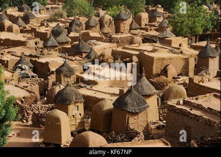 MALI Dogon terra , villaggio Dogon Songho con argilla architettura presso la Falaise che è patrimonio mondiale UNESCO / MALI, etwa 20 km südoestlich von Bandiagara verlaeuft die rund 200 km lange Falaise , UNESCO Welterbe, eine teilweise stark erodierte Sandsteinwand bis zu 300 m Hoehe , hier befinden sich viele Dogon Doerfer in Lehmbau Architektur , Dorf Songho Foto Stock