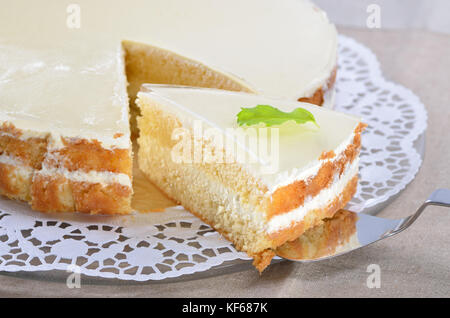 A basso contenuto calorico fancy torta con yogurt e crema di formaggio, decorato con foglie di menta Foto Stock