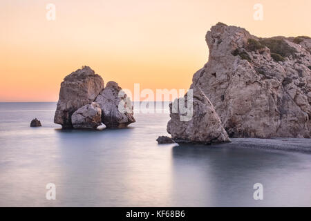 Petra tou Romiou, Rocca di Afrodite, Paphos, Cipro Foto Stock