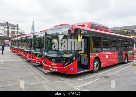 BYD Bus elettrici per uso su TfL servizi 507 e 521 all'Go-Ahead Waterloo deposito autobus. Foto Stock