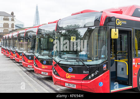 Autobus elettrici BYD da utilizzare sui servizi TfL 507 e 521 presso il deposito degli autobus Go-Ahead Waterloo, Lambeth, Londra, Inghilterra, Regno Unito Foto Stock