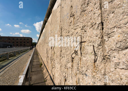 Parte superiore del muro di Berlino contro il cielo blu Foto Stock