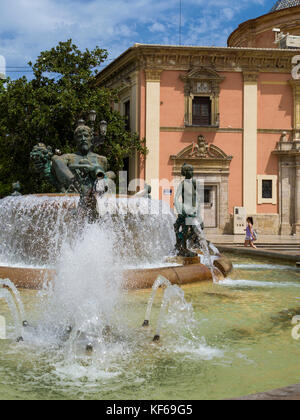 Fontana di turia nella Plaza de la Virgen di fronte thebasilica Virgen de los Desamparados, ciutat vella, valencia, Spagna Foto Stock