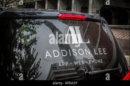 Il finestrino posteriore di un Addison Lee Minicab in Londra, Regno Unito Foto Stock