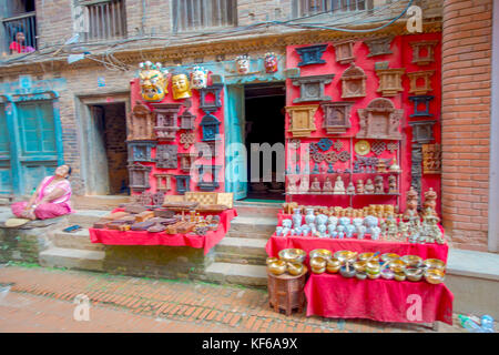 Bhaktapur, nepal - Novembre 04, 2017: bella artigianato al negozio a Durbar Square a Bhaktapur, valle di Kathmandu Foto Stock