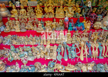 Bhaktapur, nepal - Novembre 04, 2017: bella artigianato al negozio a Durbar Square a Bhaktapur, valle di Kathmandu Foto Stock