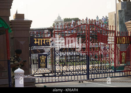 Battendo la cerimonia di ritiro a wagah border di India e Pakistan Foto Stock