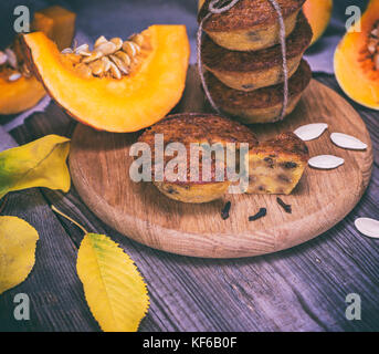 Il lievito muffin da una zucca su una tavola di legno, tonificazione vintage Foto Stock