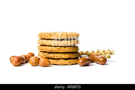 I cookie di integrale con nocciole isolato su bianco Foto Stock