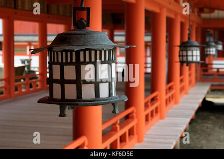 Miyajima - Giappone, 26 maggio 2017: lanterne di colore nero e rosso colonne presso il famoso tempio di Itsukushima sull miyajima Foto Stock