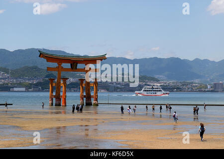 Miyajima - Giappone, 26 maggio 2017: rosso torii gate del santuario di Itsukushima in mare con la bassa marea nei pressi di miyajima Foto Stock