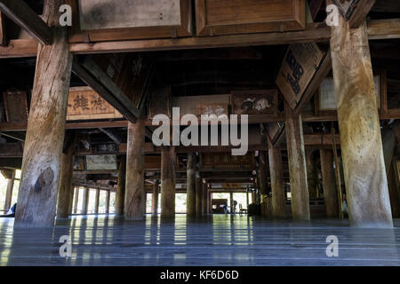 Miyajima, Giappone - 26 maggio 2017: interno del legno non verniciata toyokuni santuario, hall di mille tatami Foto Stock