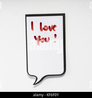 un memo pad bianco con la forma di un fumetto Con l'iscrizione 'ti amo' Foto Stock