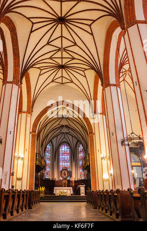 Interno della chiesa cattolica a Varsavia, Polonia Foto Stock