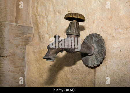 Rubinetto di acqua presso la fontana in creta di montagna villiage Myriokefala. Foto Stock