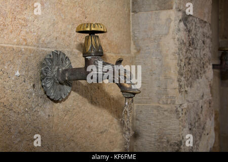 Rubinetto di acqua presso la fontana in creta di montagna villiage Myriokefala. Foto Stock