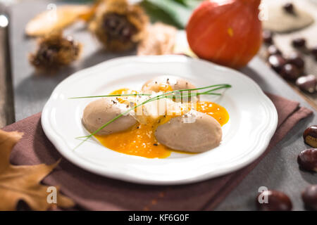 Gnocchi di castagne con salsa di zucca Foto Stock