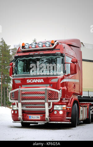 Paimio, Finlandia - 20 febbraio 2016: rosso scania r500 Carrello con bull bar nel sud della Finlandia. Il carrello è pronto per andare a consegnare il suo carico. Foto Stock