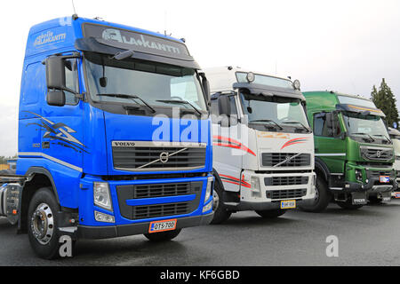 Lieto, Finlandia - 14 novembre 2015: lineup di tre usato Volvo Trucks come visto sulle Volvo Truck Center di turku unità demo e servizio pneumatici evento. Foto Stock