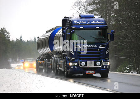 Salo, Finlandia - 6 febbraio 2016: nuovo, royal blue scania euro 6 autobotte sulla strada nel sud della Finlandia. Nel 2015, Scania è finlandese la derivazione del mercato Foto Stock