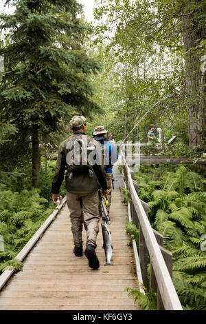 Stati Uniti d'America, Alaska, coopers atterraggio, kenai river, pescatori pesca sul fiume kenai Foto Stock