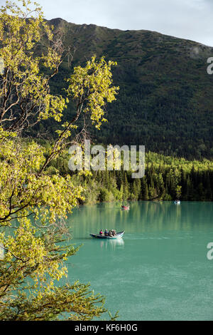 Stati Uniti d'America, Alaska, coopers atterraggio, kenai river, un punzone flottante in barca lungo il fiume kenai Foto Stock