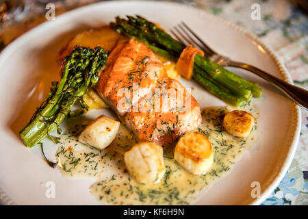Stati Uniti d'America, Alaska, Omero, Cina poot baia Kachemak Bay, visualizzare il salmone e capesante servita nella sala da pranzo a Kachemak Bay wilderness lodge Foto Stock