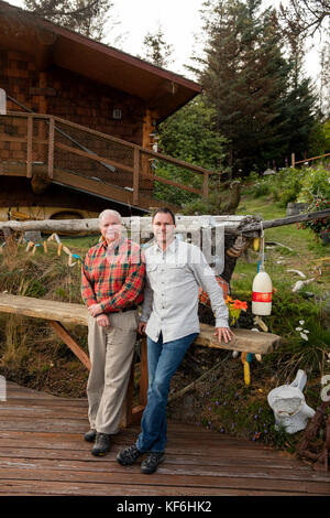 Stati Uniti d'America, Alaska, Omero, Cina poot baia Kachemak Bay, individui appendere fuori sulla darsena di Kachemak Bay wilderness lodge Foto Stock