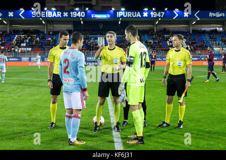 Eibar, Spagna. 25 ottobre 2017. Capitani durante la partita di calcio spagnola della Copa del Rey tra Eibar e Deportivo de la Coruna allo stadio Ipurua, a Eibar, Spagna settentrionale, giovedì, ottobre 25, 2017 crediti: Gtres Información más Comuniación on line, S.L./Alamy Live News Foto Stock