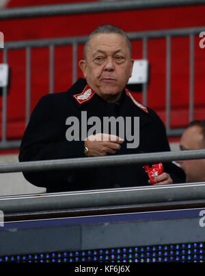 Londra, Regno Unito. 25 ott 2017. David Sullivan co proprietario del West Ham United durante il Carabao Cup match tra Tottenham Hotspur e il West Ham United ha giocato allo stadio di Wembley, Londra, Regno Unito. Credito: Jason Mitchell/Alamy Live News Foto Stock