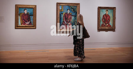 National Portrait Gallery, Londra. UK 25 Ott 2017 - UNA donna guarda la moglie di Cézanne, Hortense Fiquet - Madame Cézanne gli autoritratti di Paul Cézanne, dipinti nel 1885 e 1886, saranno esposti per la prima volta nel Regno Unito in una mostra, Cézanne Ritratti, alla National Portraits Gallery di Londra, giovedì, 26 ottobre 2017. La mostra riunisce per la prima volta oltre cinquanta ritratti di Cézanne provenienti da collezioni di tutto il mondo. La mostra comprende anche una serie di opere che sono state esposte per l'ultima volta nel Regno Unito negli anni '20 e '30. Foto Stock