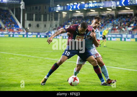 Eibar, Spagna. 25 ottobre 2017. (10) Tiago Manuel Dias Correia, (19) Jonny durante la partita di calcio spagnola della Copa del Rey tra Eibar e Deportivo de la Coruna allo stadio Ipurua di Eibar, Spagna settentrionale, giovedì, ottobre 25, 2017 crediti: Gtres Información más Comuniación on line, S.L./Alamy Live News Foto Stock