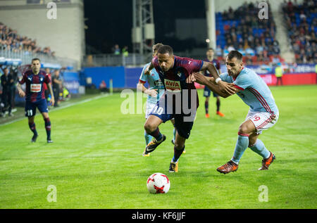 Eibar, Spagna. 25 ottobre 2017. (10) Tiago Manuel Dias Correia, (19) Jonny durante la partita di calcio spagnola della Copa del Rey tra Eibar e Deportivo de la Coruna allo stadio Ipurua di Eibar, Spagna settentrionale, giovedì, ottobre 25, 2017 crediti: Gtres Información más Comuniación on line, S.L./Alamy Live News Foto Stock