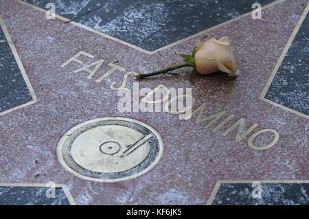 Los Angeles, California, Stati Uniti. 25 Ott 2017. I fiori sono collocati sulla stella di Fats Domino sulla Hollywood Walk of Fame, a Los Angeles, mercoledì 25 ottobre 2017. FAT Domino, il rotund, inimitabile cantante e pianista di New Orleans, che divenne una delle figure di definizione del primo rock 'n' roll, morì martedì a casa sua ad Harvey, la. Aveva 89 anni. Credit: Ringo Chiu/ZUMA Wire/Alamy Live News Foto Stock