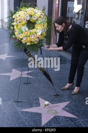 Los Angeles, California, Stati Uniti. 25 Ott 2017. I fiori sono collocati sulla stella di Fats Domino sulla Hollywood Walk of Fame, a Los Angeles, mercoledì 25 ottobre 2017. FAT Domino, il rotund, inimitabile cantante e pianista di New Orleans, che divenne una delle figure di definizione del primo rock 'n' roll, morì martedì a casa sua ad Harvey, la. Aveva 89 anni. Credit: Ringo Chiu/ZUMA Wire/Alamy Live News Foto Stock