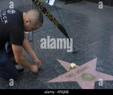 Los Angeles, California, Stati Uniti. 25 Ott 2017. I fiori sono collocati sulla stella di Fats Domino sulla Hollywood Walk of Fame, a Los Angeles, mercoledì 25 ottobre 2017. FAT Domino, il rotund, inimitabile cantante e pianista di New Orleans, che divenne una delle figure di definizione del primo rock 'n' roll, morì martedì a casa sua ad Harvey, la. Aveva 89 anni. Credit: Ringo Chiu/ZUMA Wire/Alamy Live News Foto Stock