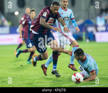 Eibar, Spagna. 25 ottobre 2017. (10) Tiago Manuel Dias Correia (19) Jonny durante la partita di calcio spagnola della Copa del Rey tra Eibar e Deportivo de la Coruna allo stadio Ipurua di Eibar, Spagna settentrionale, giovedì, ottobre 25, 2017 crediti: Gtres Información más Comuniación on line, S.L./Alamy Live News Foto Stock