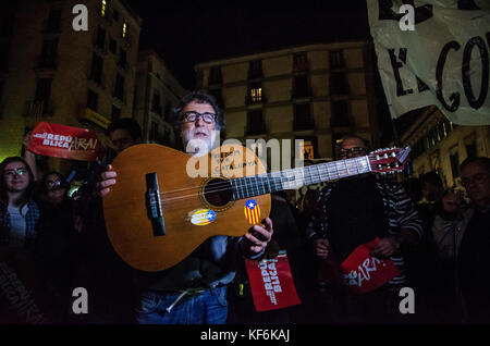 Barcellona, Catalogna, Spagna. 25 ottobre 2017. Un musicista canta canzoni a favore della Repubblica. Manifestazioni a favore dell'istruzione e della Repubblica nel quadro delle tensioni in corso tra il governo spagnolo e il catalano. Circa 700 persone si sono riunite nella piazza Sant Jaume di Barcellona per difendere il modello educativo catalano e condannare l'articolo 155. Crediti: ZUMA Press, Inc./Alamy Live News Foto Stock